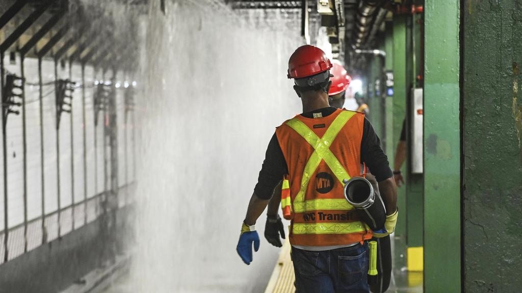 大量食水瀑布舨從地鐵站上方瀉下，十分「壯觀」。(美聯社)