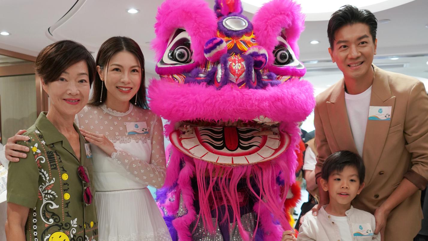 黎諾懿孖譚玉瑛主持開幕禮 小春雞搶盡風頭 