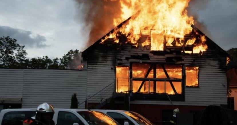 法國一處度假屋發生大火。(Twitter圖片)