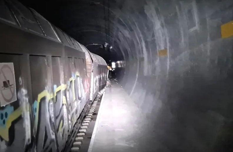 瑞士哥達基線隧道上周的貨運列車意外，至今未完成清理。(X圖片)