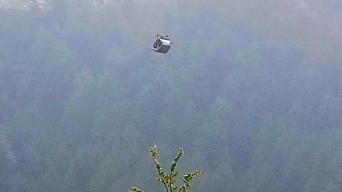 纜車被懸在半空。(網上圖片)