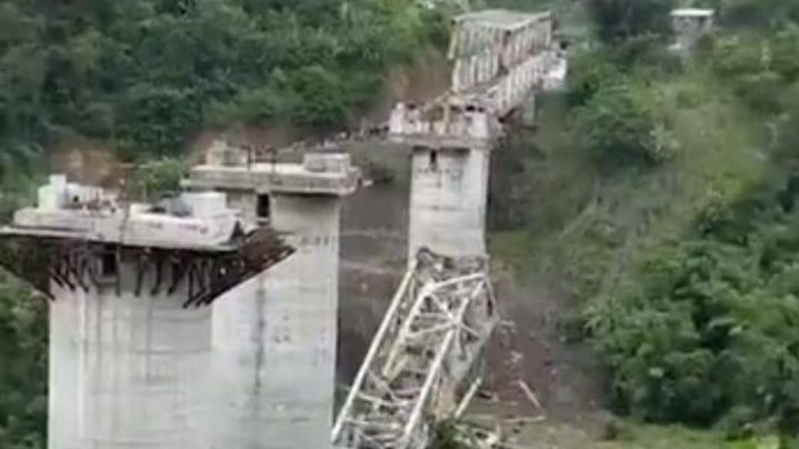 印度一條興建中橋樑倒塌。(X圖片)