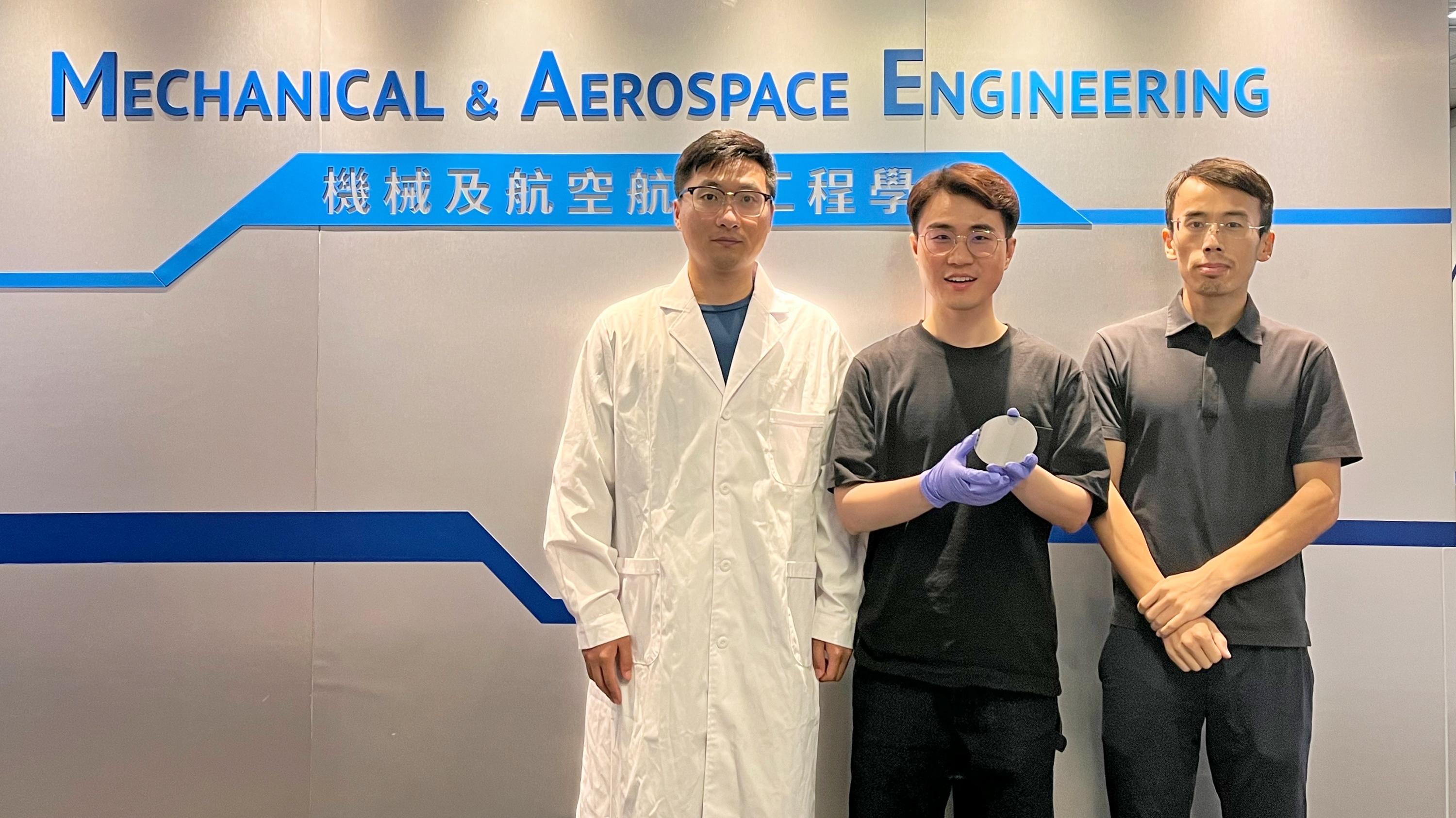 科大機械及航空航天工程學系副教授楊征保（右）和其研究團隊研發出一種自組裝成員技術 。(科大提供)