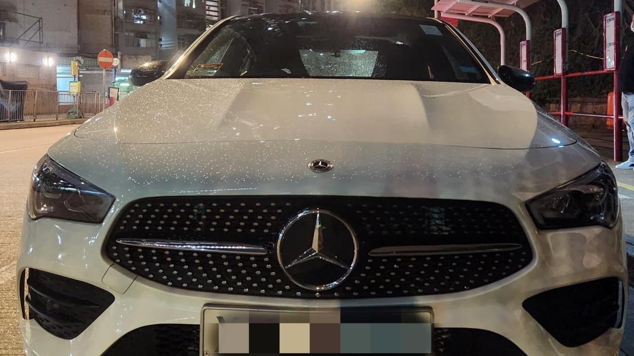 一輪白色平治跑車在觀塘繞道車群穿插，涉案女司機被捕。