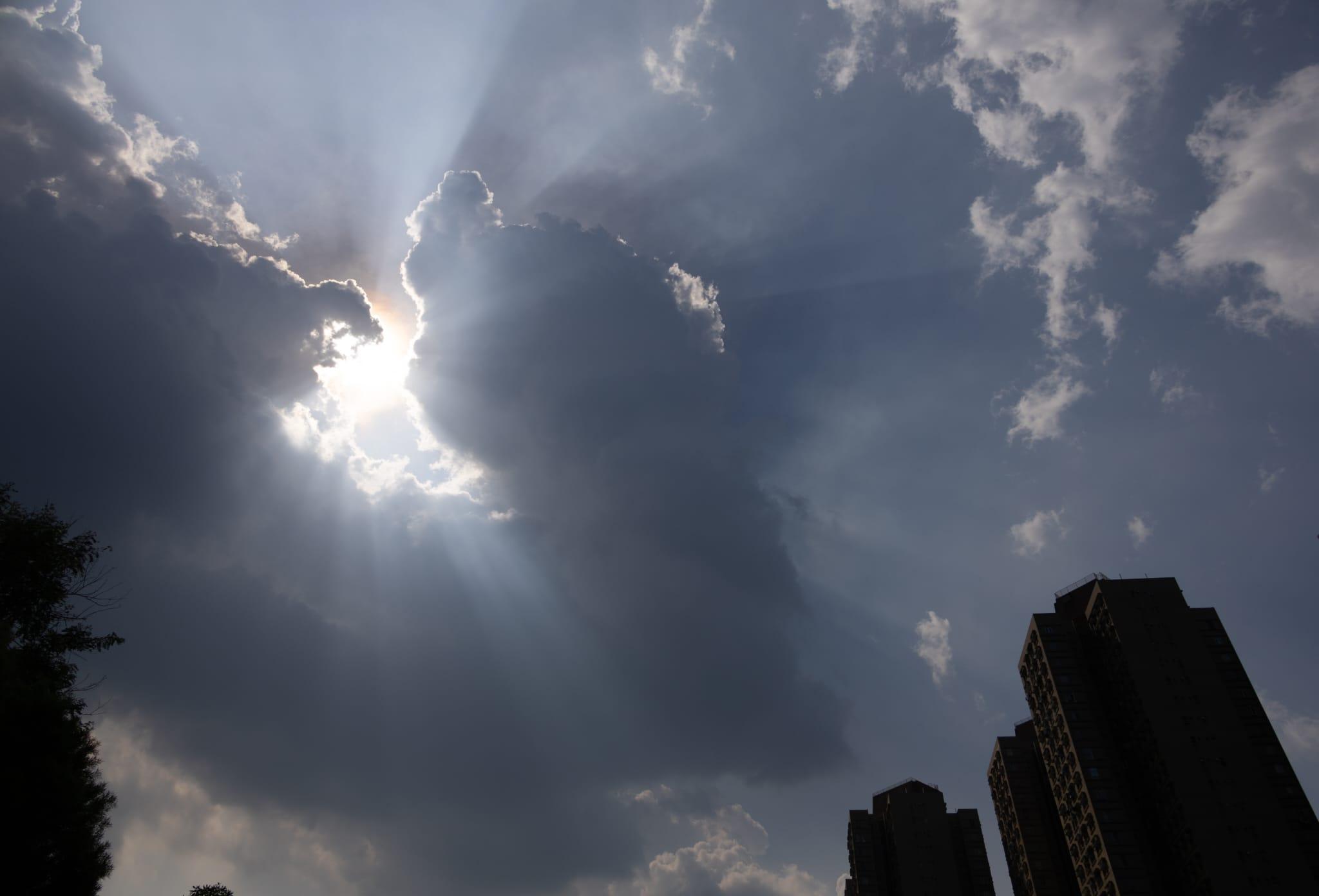 極端酷熱｜女子偕友屯門田夫仔行山疑中暑　直升機救起送院