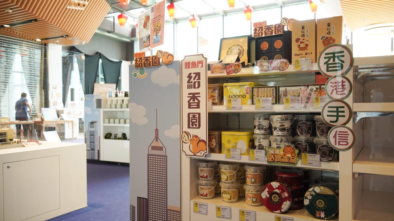 啟德郵輪碼頭市集出售紀念品和食品等。(李睿哲攝)