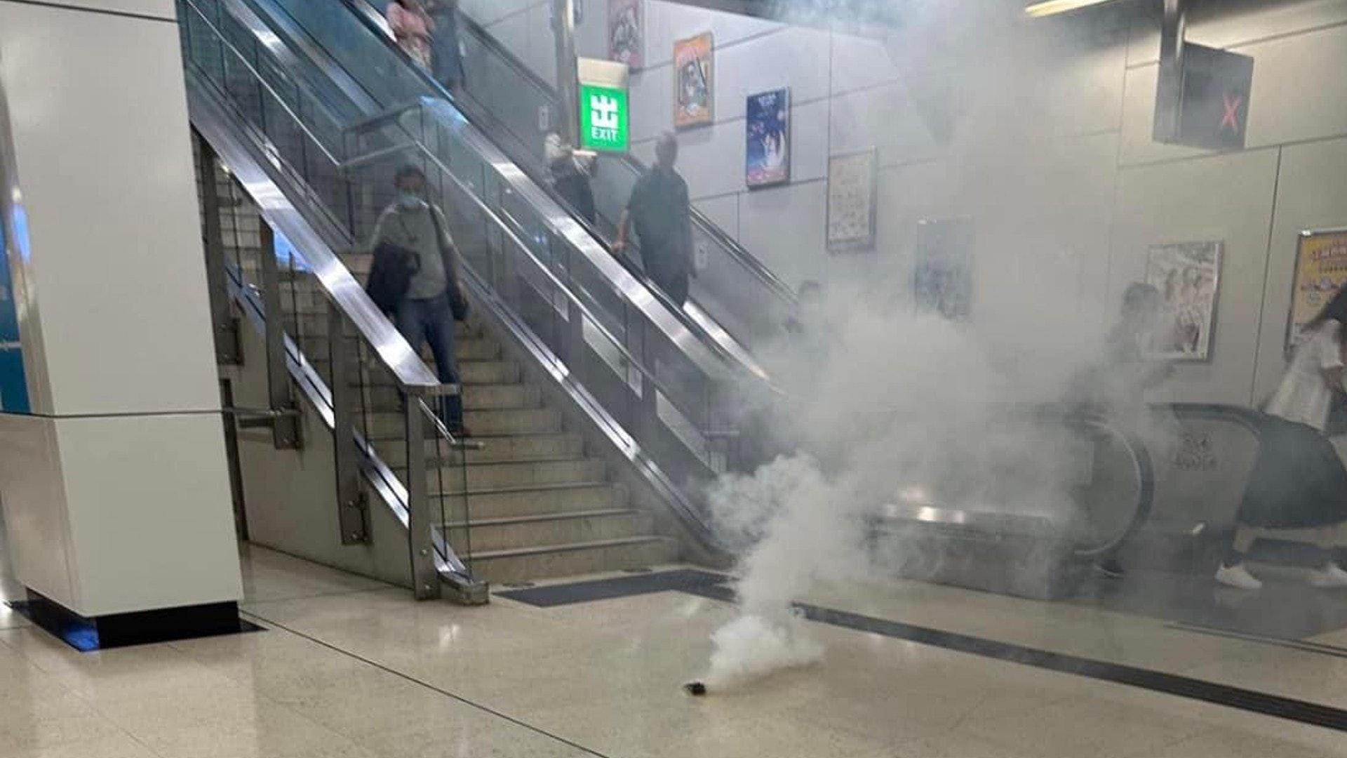 美孚站有「尿袋」冒煙。(網上圖片)