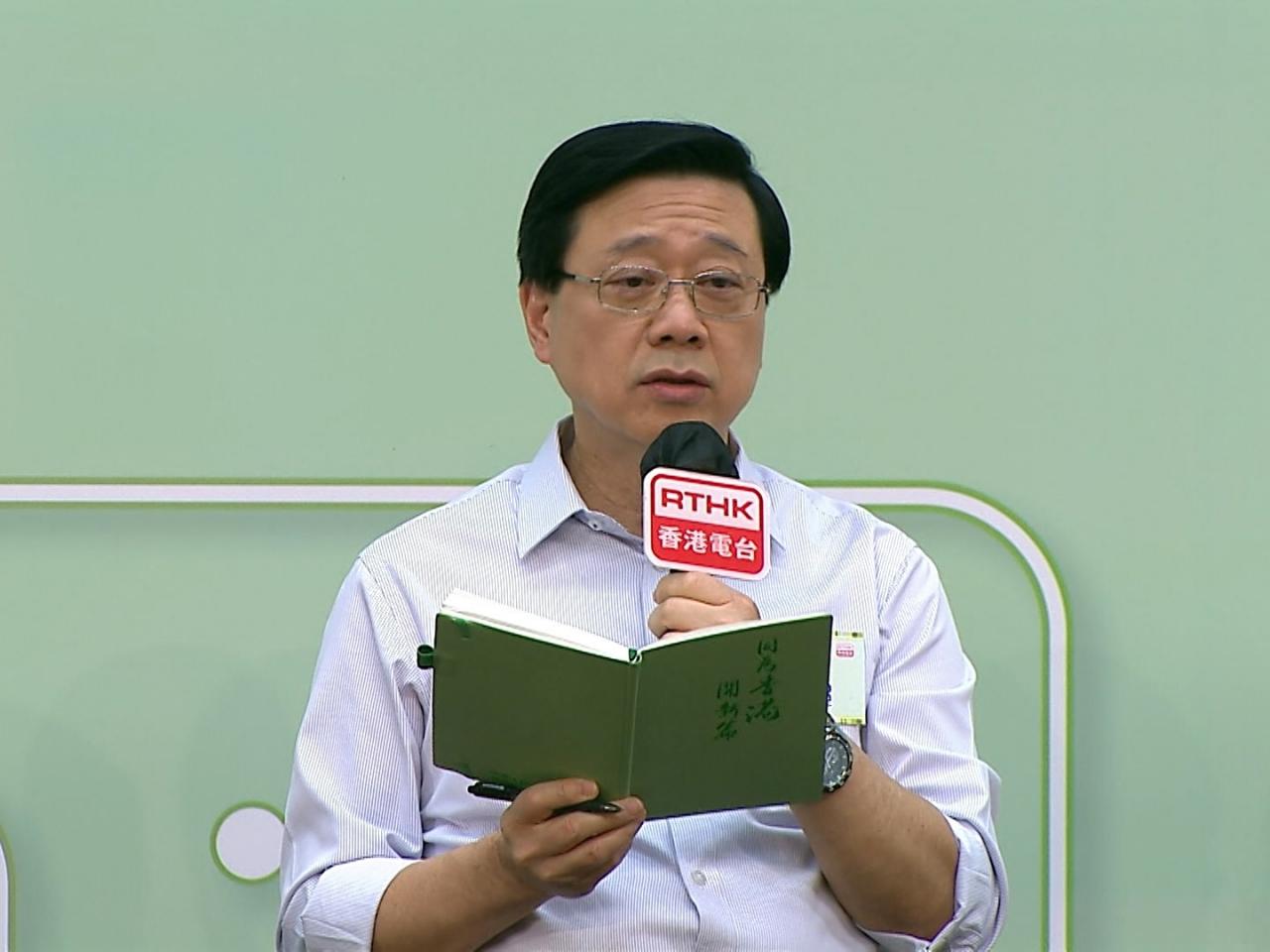 李家超出席第二場地區咨詢會。(港台圖片)