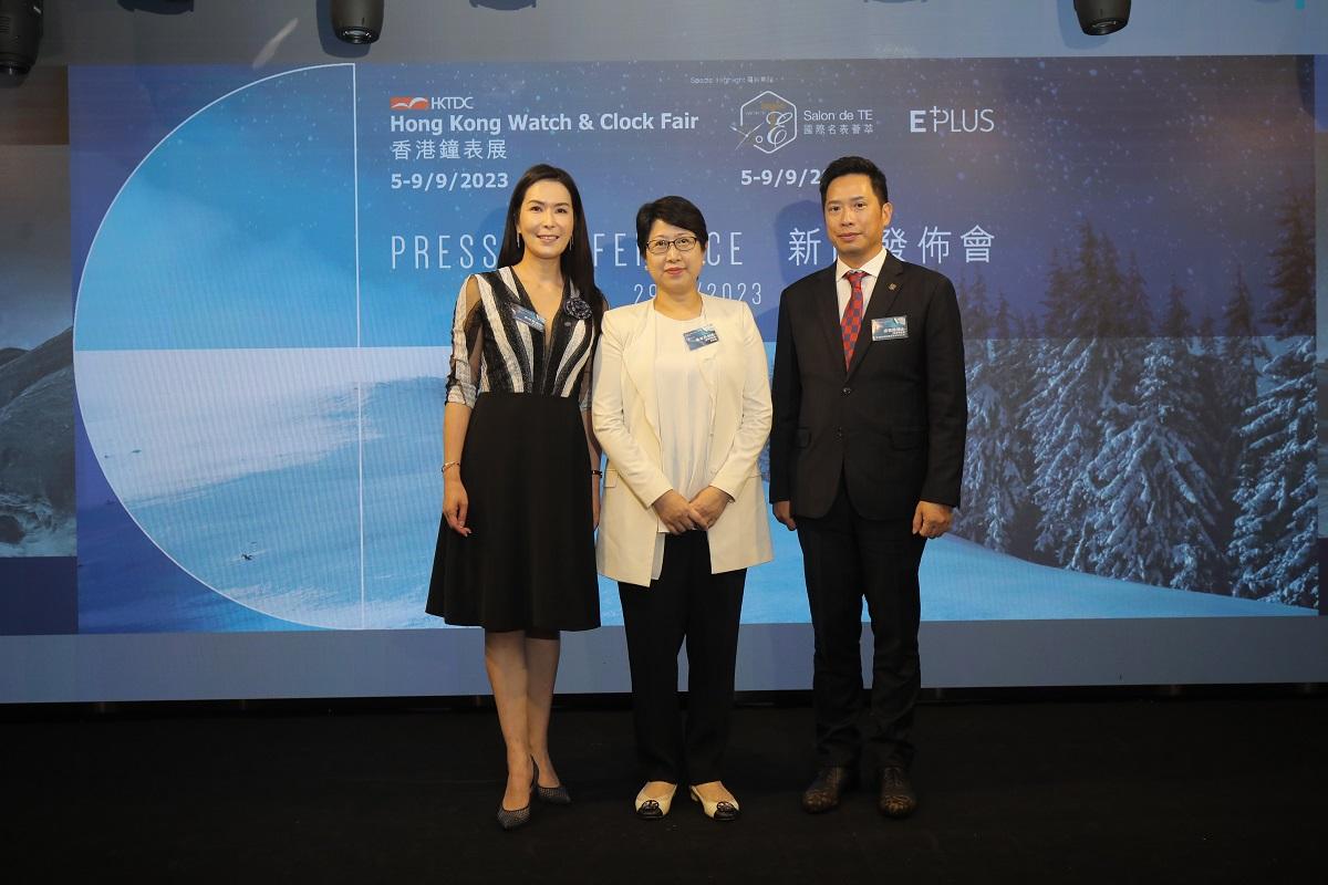 張淑芬(中)表示，香港鐘表業出口商對前景仍然審慎，但有所好轉。(貿發局圖片)