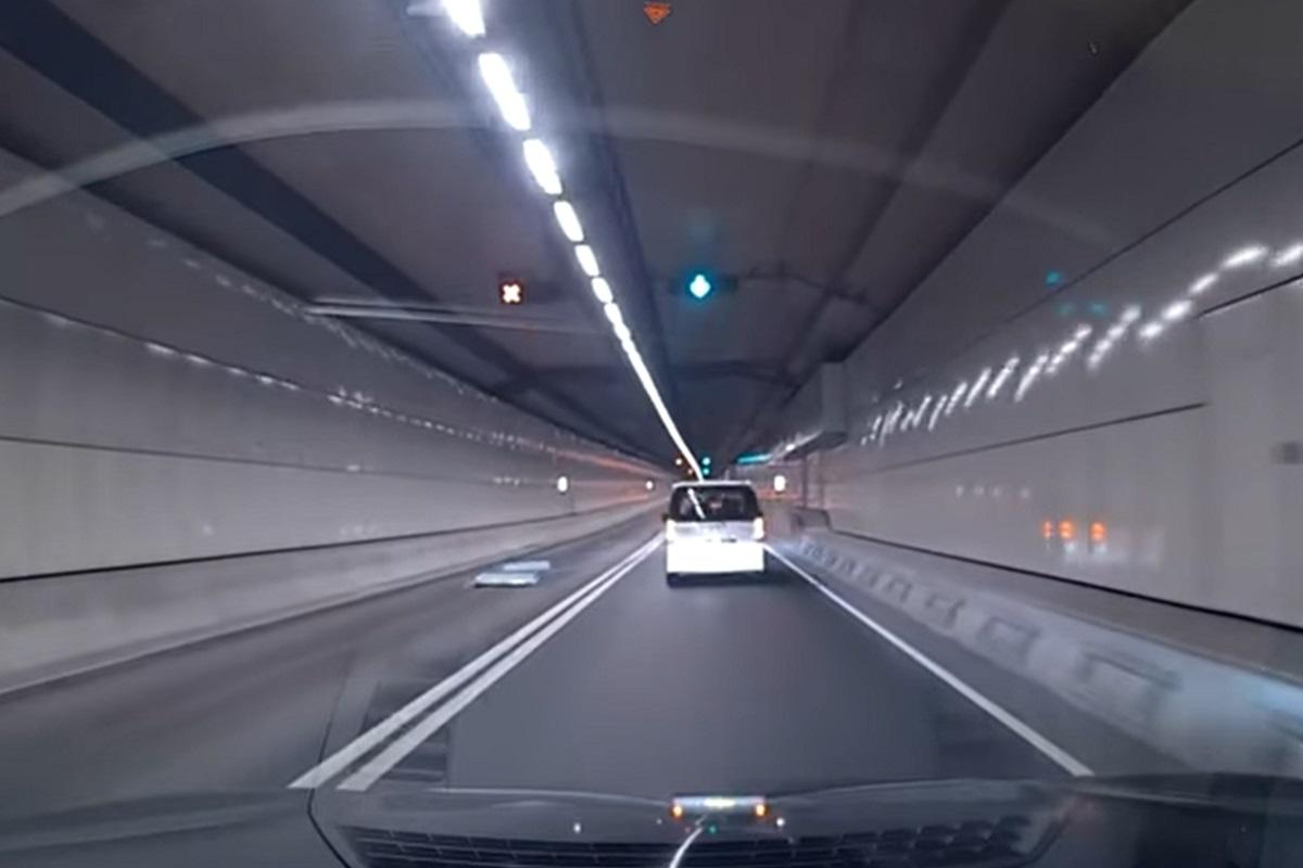 屯門—赤鱲角隧道慢線再有路面活門無故打開。(網上片段截圖)