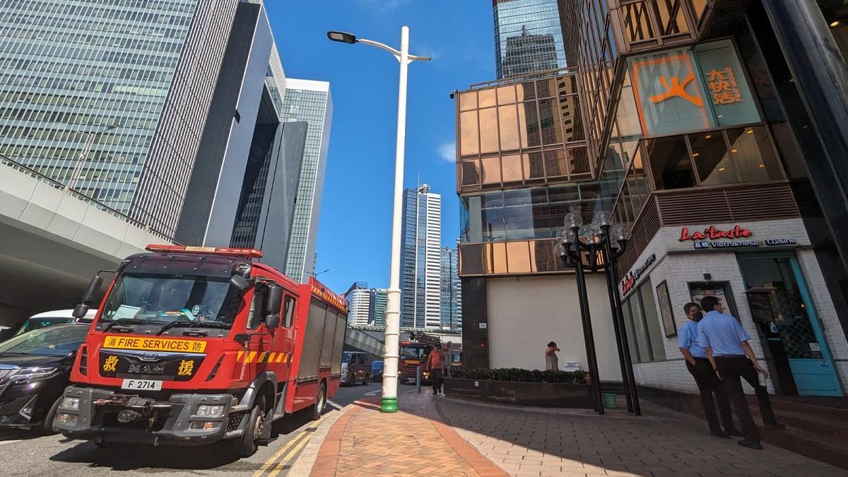 遠東金融中心有吊船被困半空，消防到場協助。(羅庸軒攝)