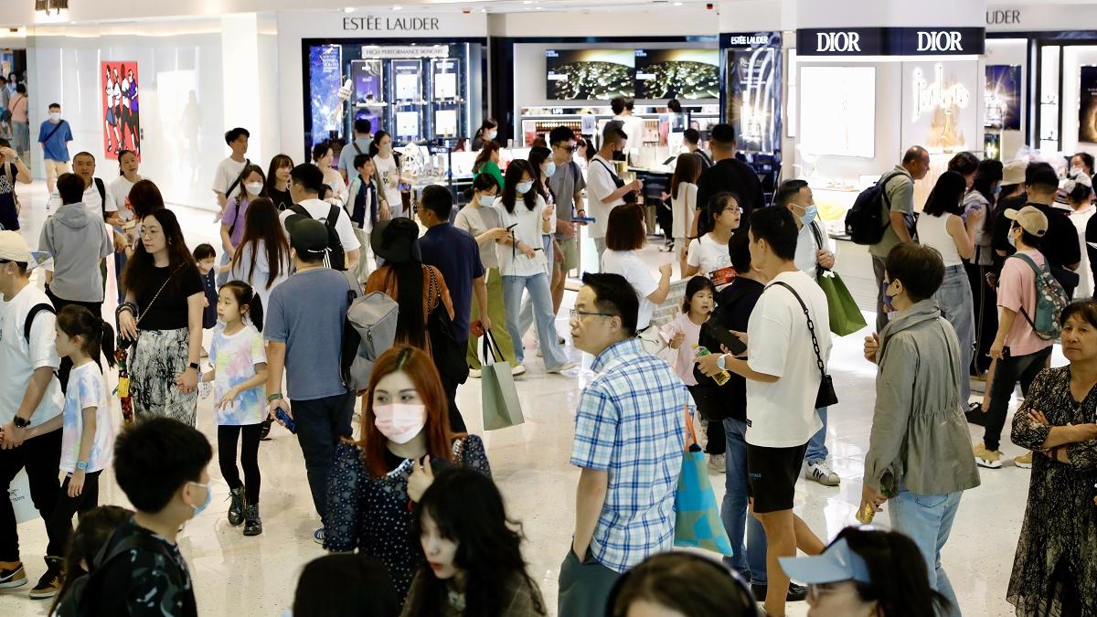 訪港旅客數字近期欠理想，梁熙形容香港於內地旅客眼中「有錢睇唔起，中產嫌低性價比」。(資料圖片)