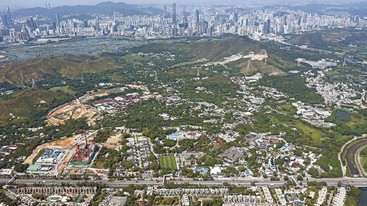 消息指，新世界為首家接納標準金額補地價的發展商，旗下的粉嶺北項目，涉及補地價金額約35億元。(資料圖片)