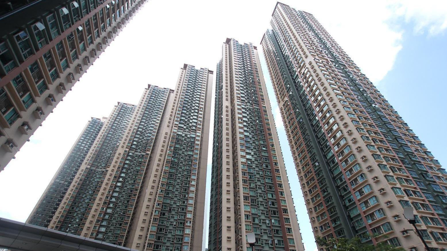 港鐵將軍澳站旁的將軍澳中心，一伙高層兩房連梗廚單位，以1.65萬元租出，呎租43元。