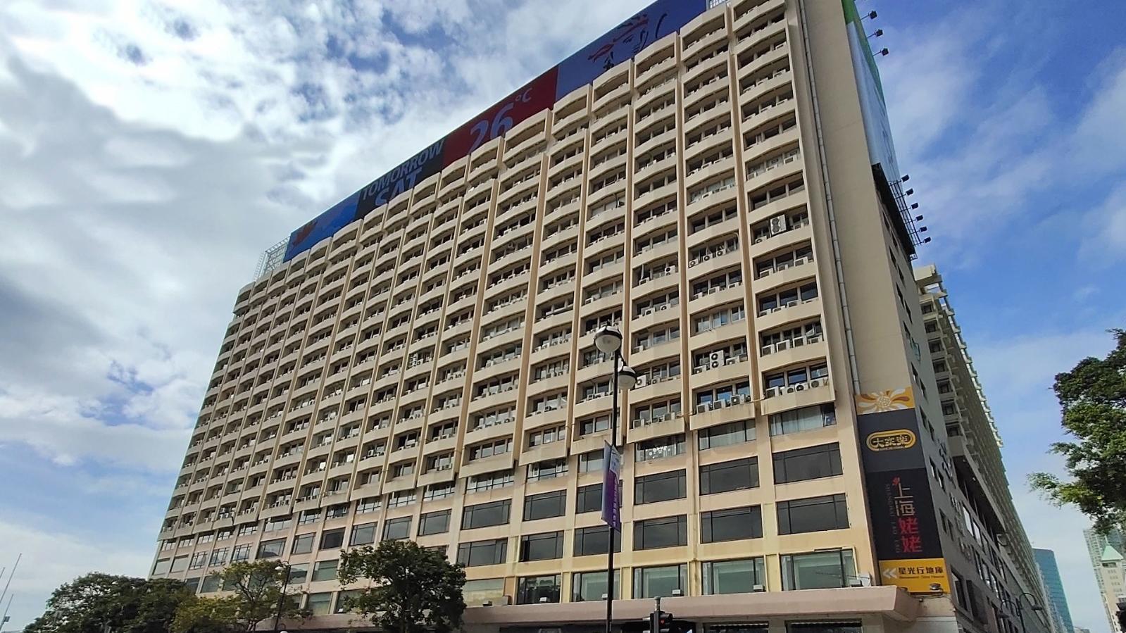 尖沙咀指標商廈之一星光行，有業主放售一籃子單位，以折扣優惠價吸客，最低呎價由約14,579元起，入場費最低約1,280萬元。