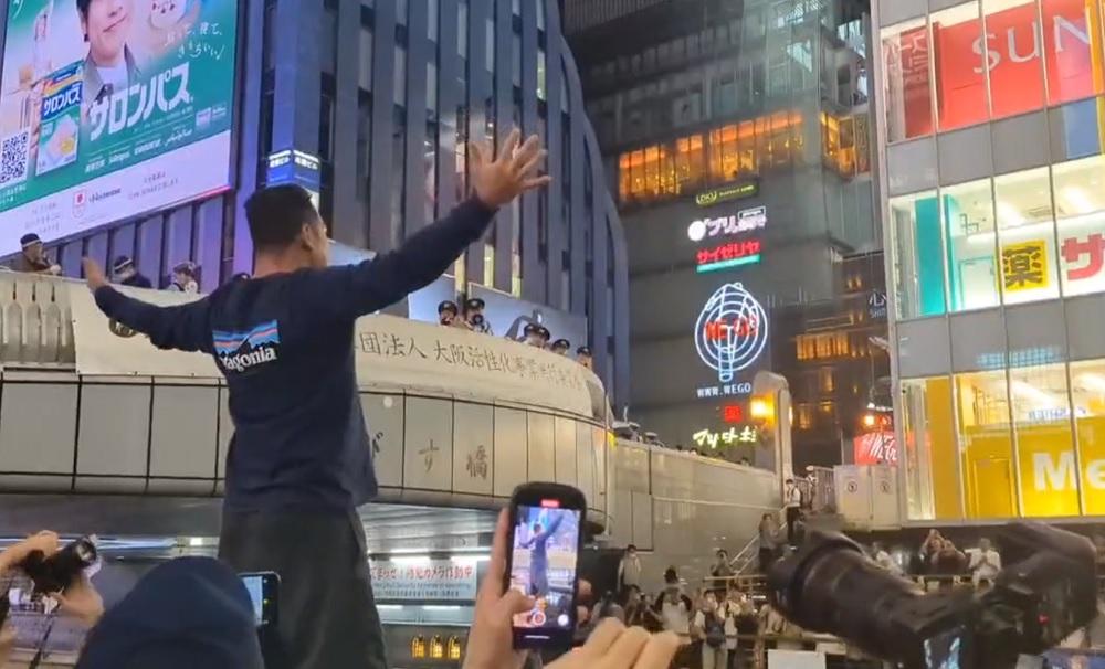 在周四晚有大批棒球迷在大阪跳河慶祝。(影片截圖)