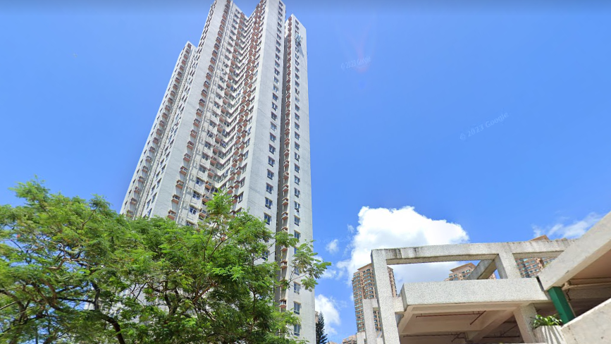 粉嶺居屋榮輝中心錄本月首宗成交，一伙兩房單位以居二市場價312萬元易手，呎價6,667元。