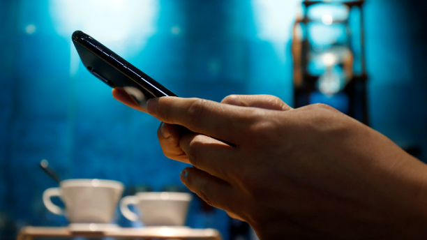 用手機時發錯訊息send錯相，相信很多人也試過。(資料圖片)