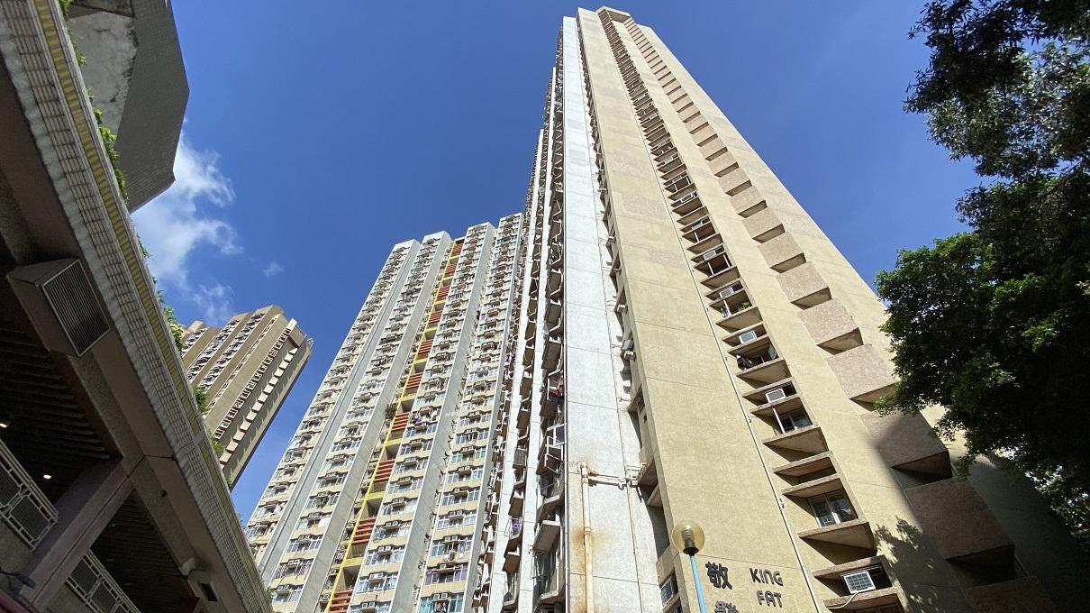 青衣公屋長發邨一房戶，獲孝順子女以自由市場價255萬元承接，供父母居住。