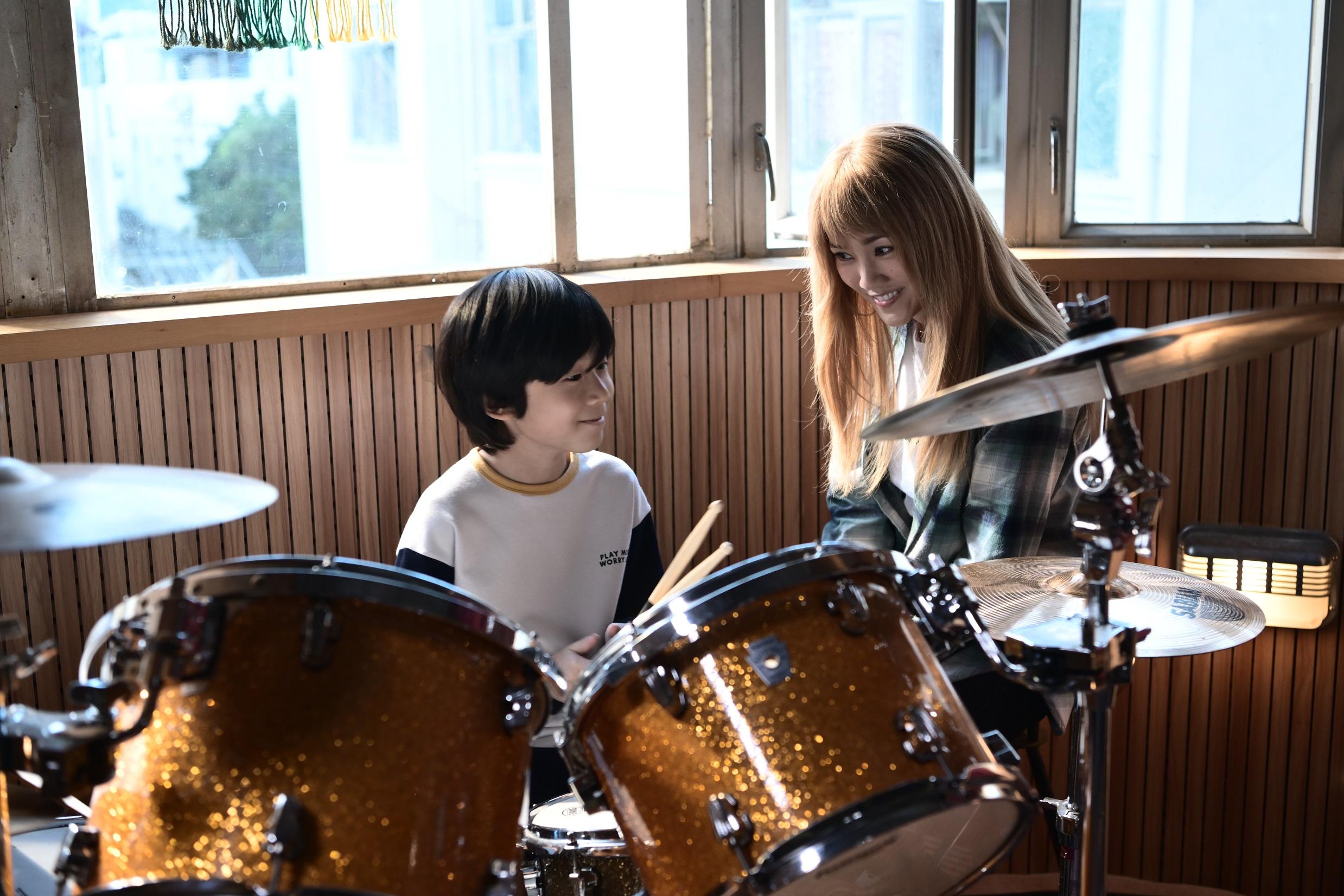 謝安琪戲中兒子陳諾霆6歲已上紅館為古巨基伴奏   獲讚演活荒廢學業的天才鼓手