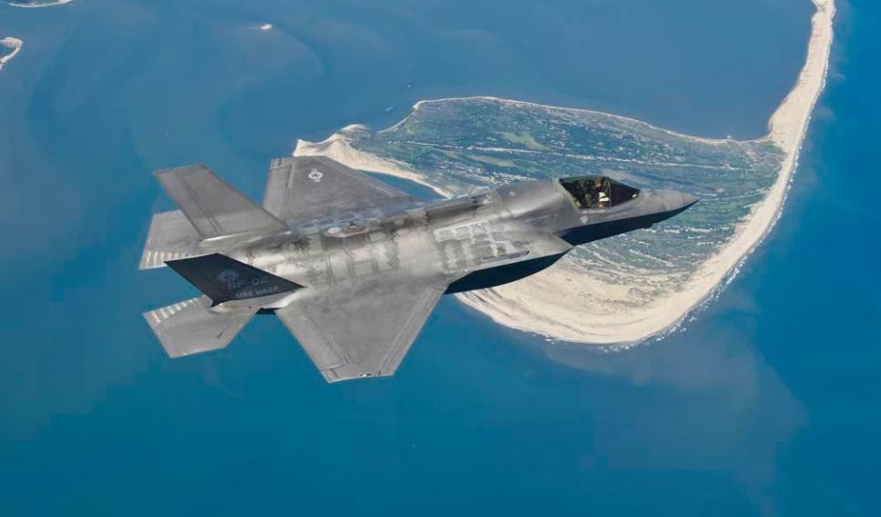 美軍尋回失事F35B隱形戰機殘骸。(網上圖片)