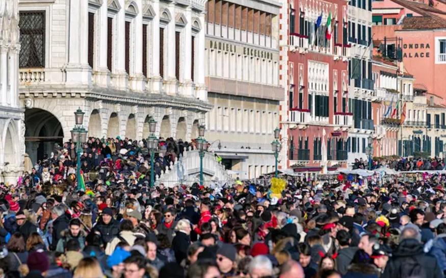 威尼斯擬明年向特定日子一日遊旅客收5歐元費用。(網上圖片)