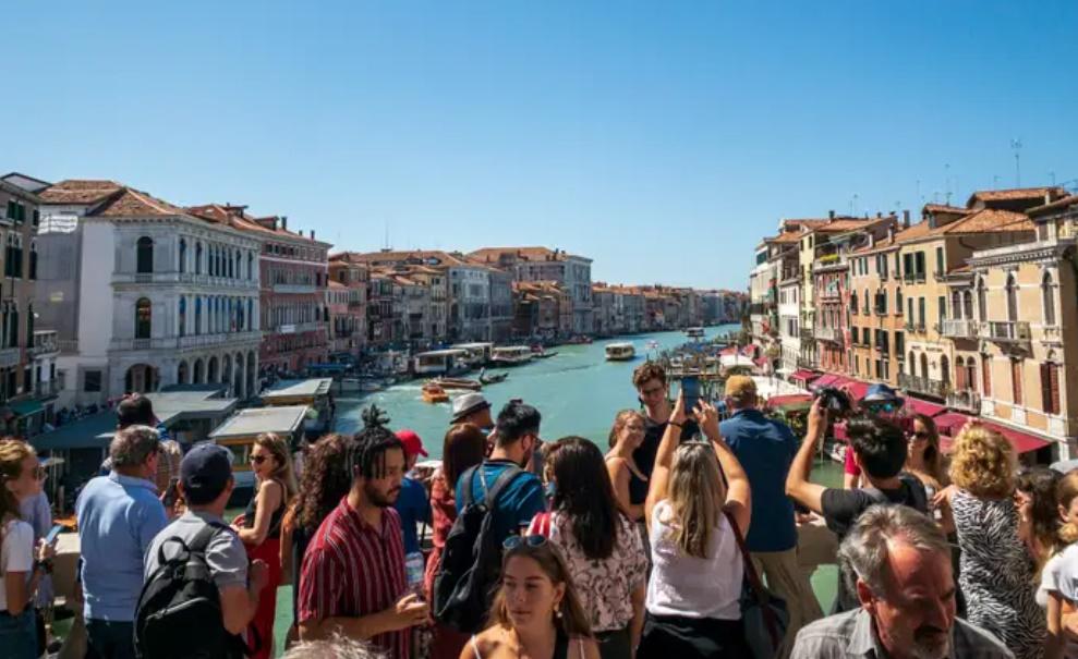 威尼斯市議會通過收入城費，明年試行有30日將收費。(網上圖片)