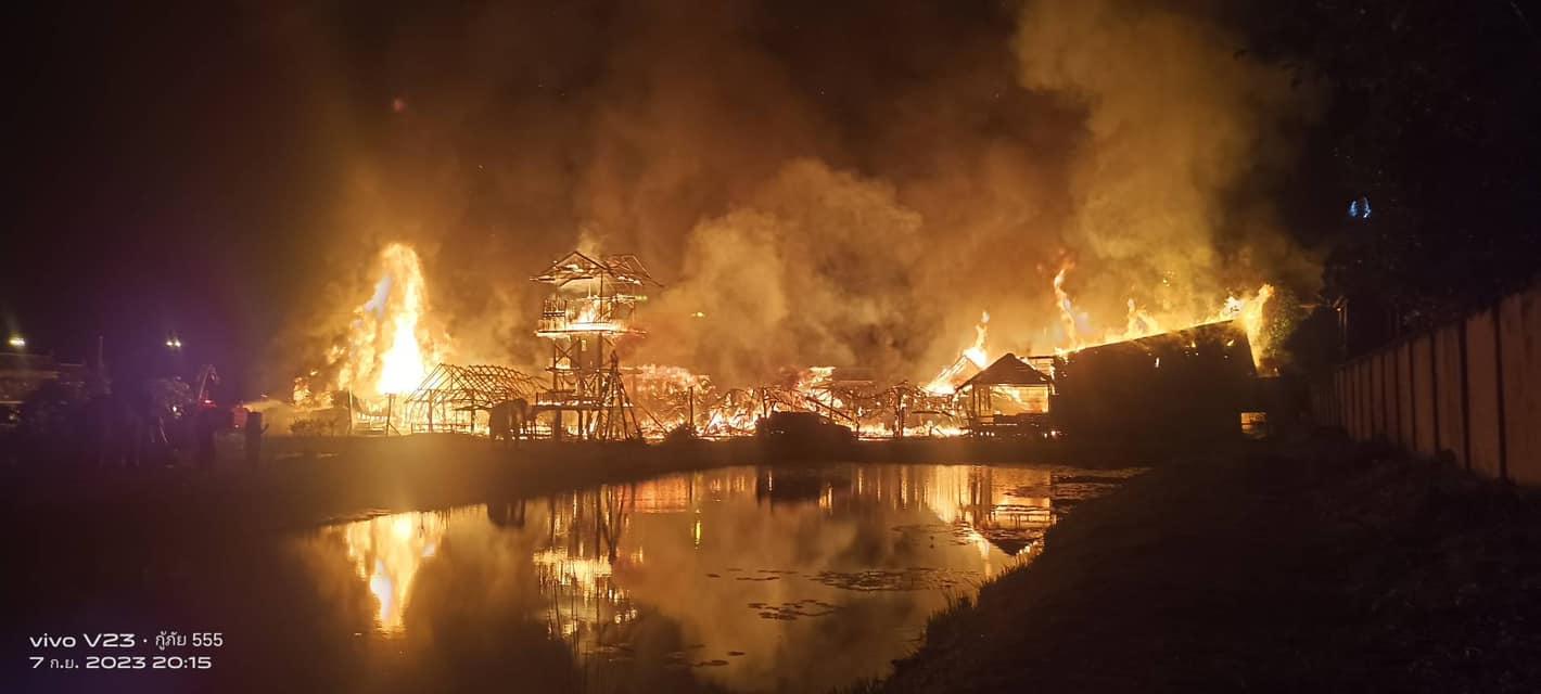 芭達雅四方水上市場發生大火有攤販跳海逃生，死傷情況未明。(FB)