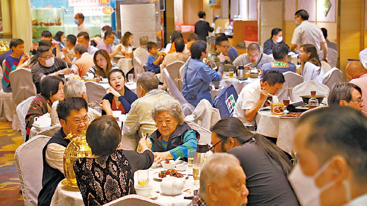 中秋2023｜梁振華指，今晚食肆訂枱情況非常理想，預計可以恢復至疫情前水平。(資料圖片)