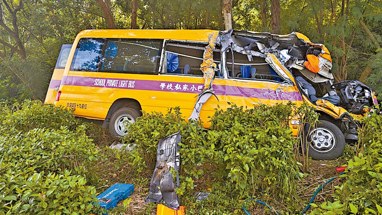 大嶼山校巴巴士相撞34傷 警︰疑校巴越線肇禍