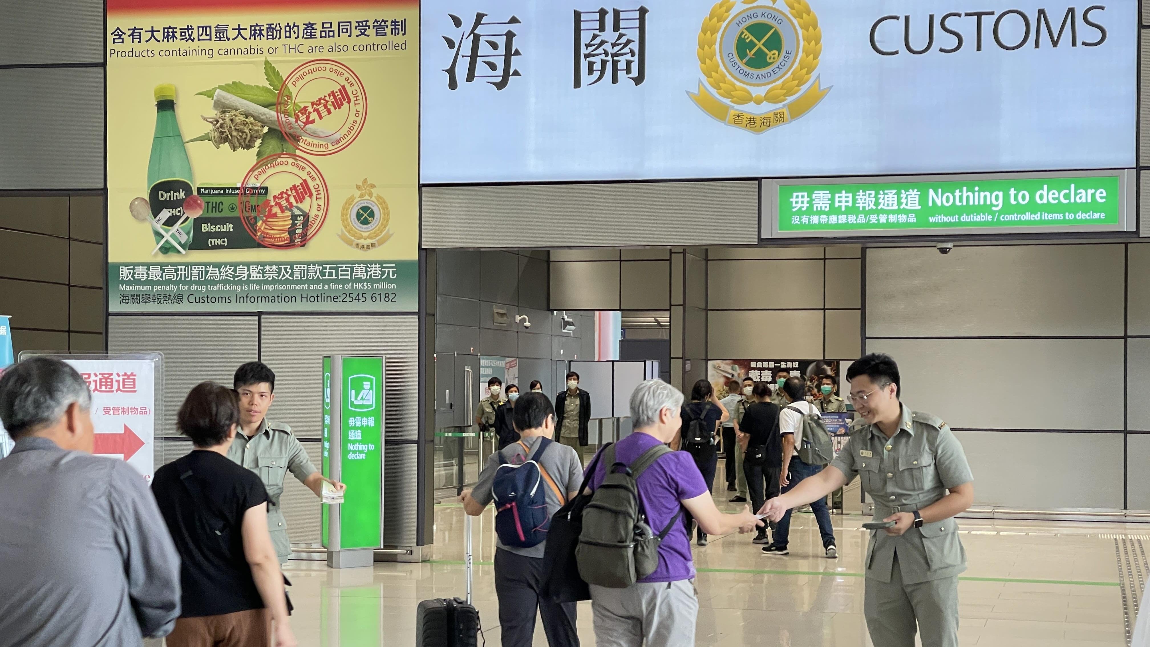 十一國慶｜海關加派人手在口岸派發旅客過關錦囊　打擊走私