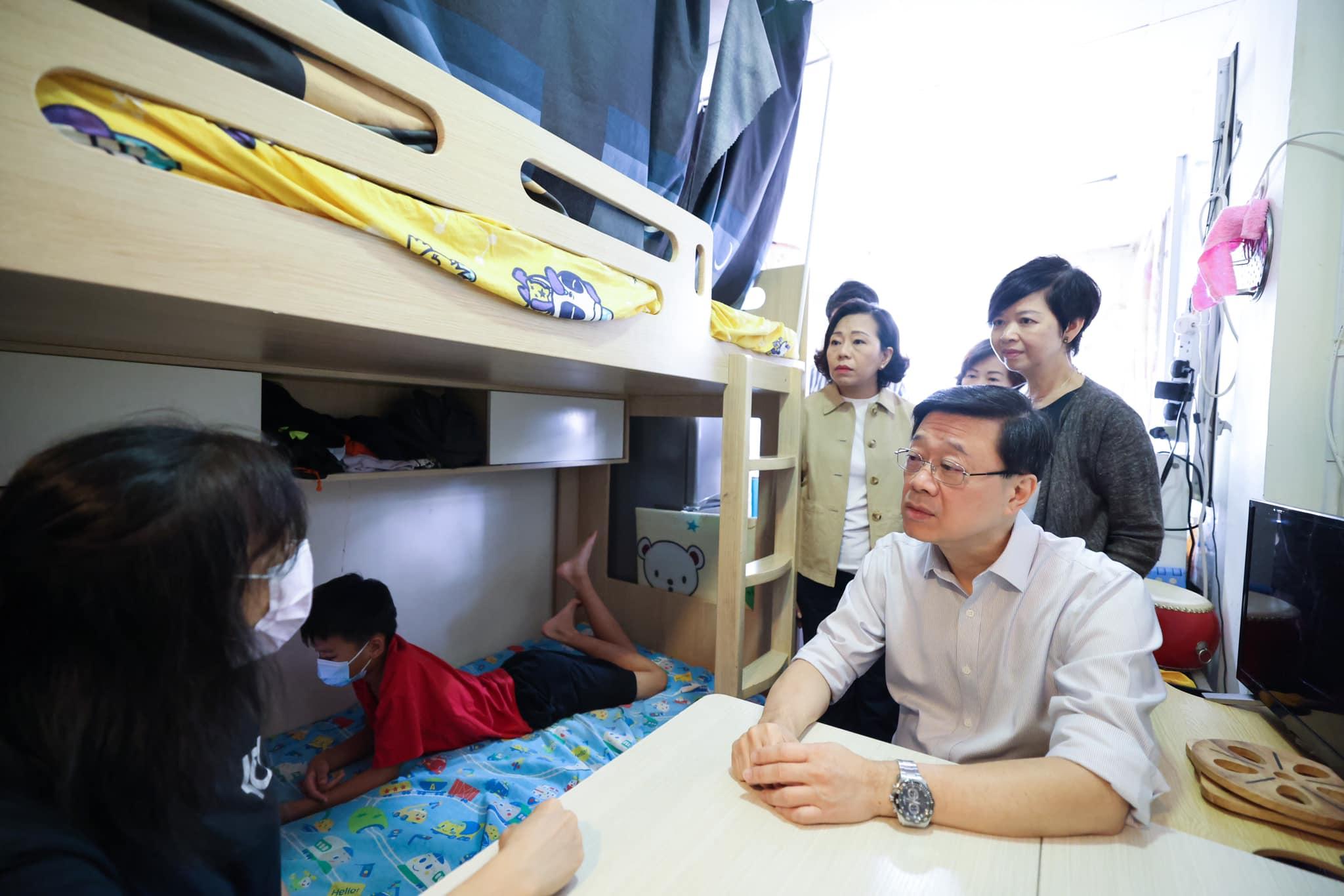 施政報告2023｜李家超落區家訪元朗基層家庭  表示簡約公屋改善居住環境 (@fb李家超 John KC Lee)