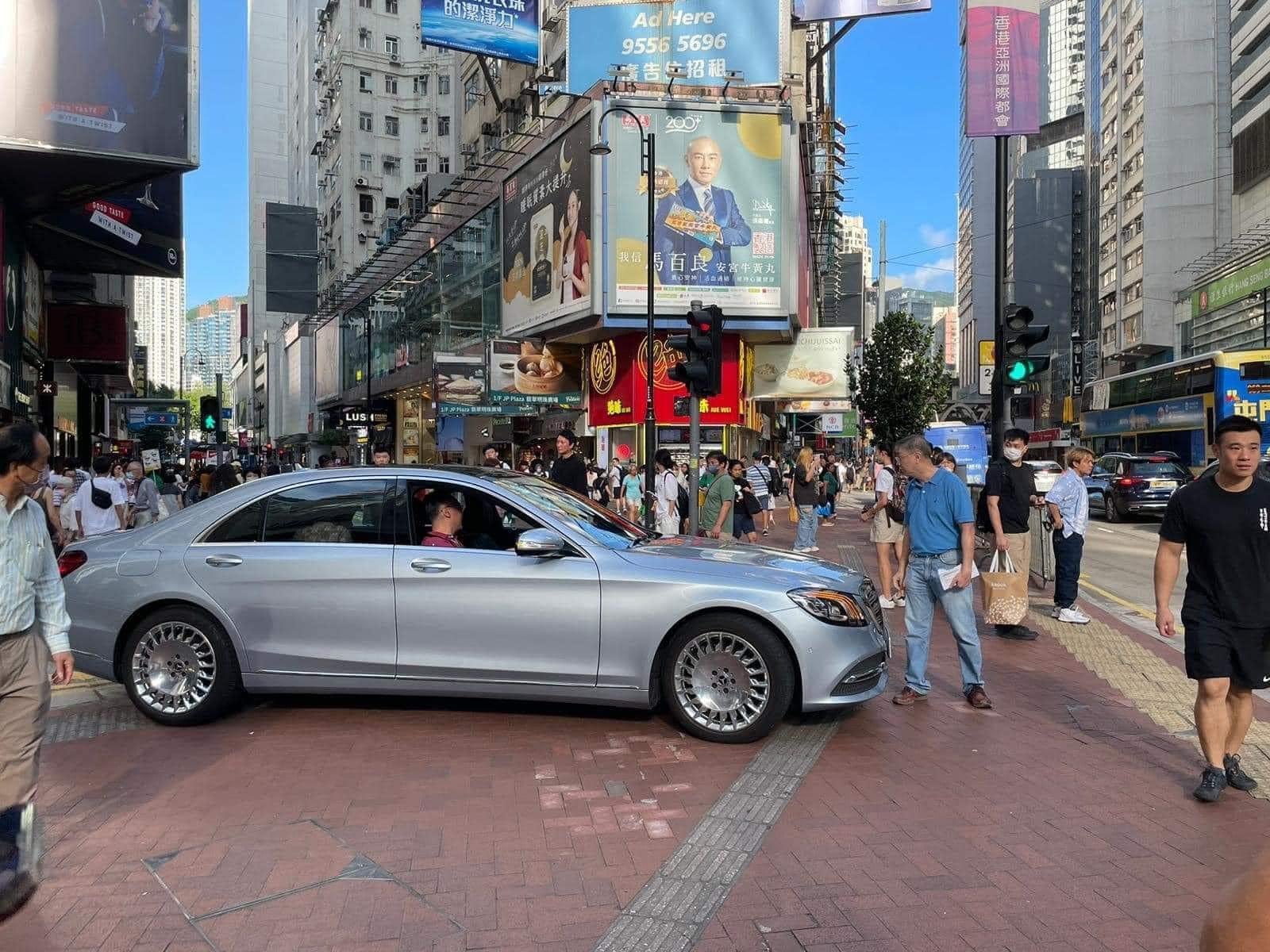 銅鑼灣私家車想「走捷徑」SOGO外剷行人路　遭男途人霸氣企車頭擊退