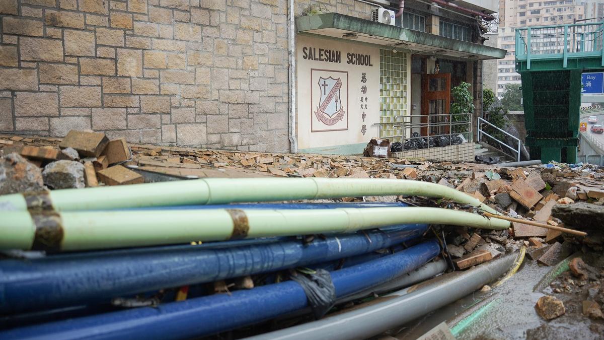 筲箕灣慈幼學校門外行人路被暴雨沖毀。(資料圖片／李睿哲攝)