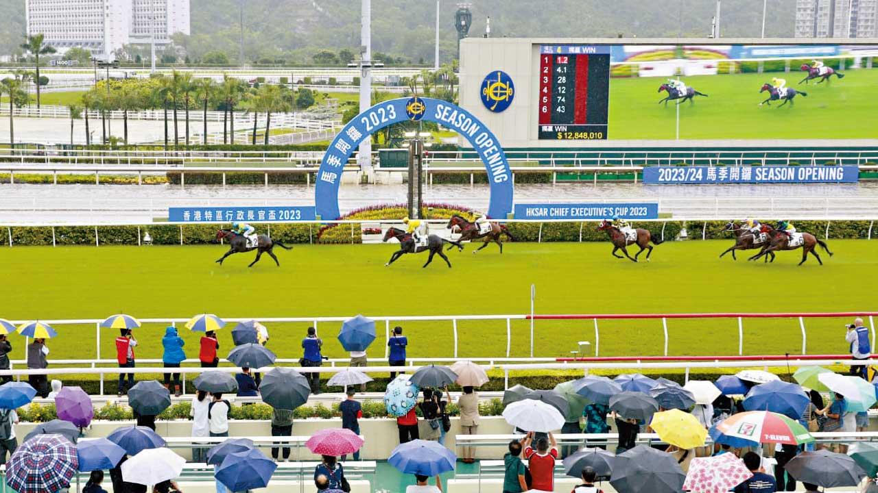 馬季開鑼 馬迷撐傘支持  3.6萬人入場 總投注額13億元