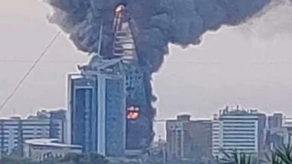 蘇丹首都喀土穆的地標建築起火。(X)