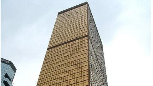 金鐘甲廈遠東金融中心一伙中層海景戶，以意向價7,300萬元放售，呎價約2.98萬元。