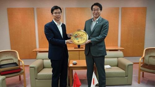 中國駐新潟領事崔為磊（左）。(中國外交部網頁圖片)