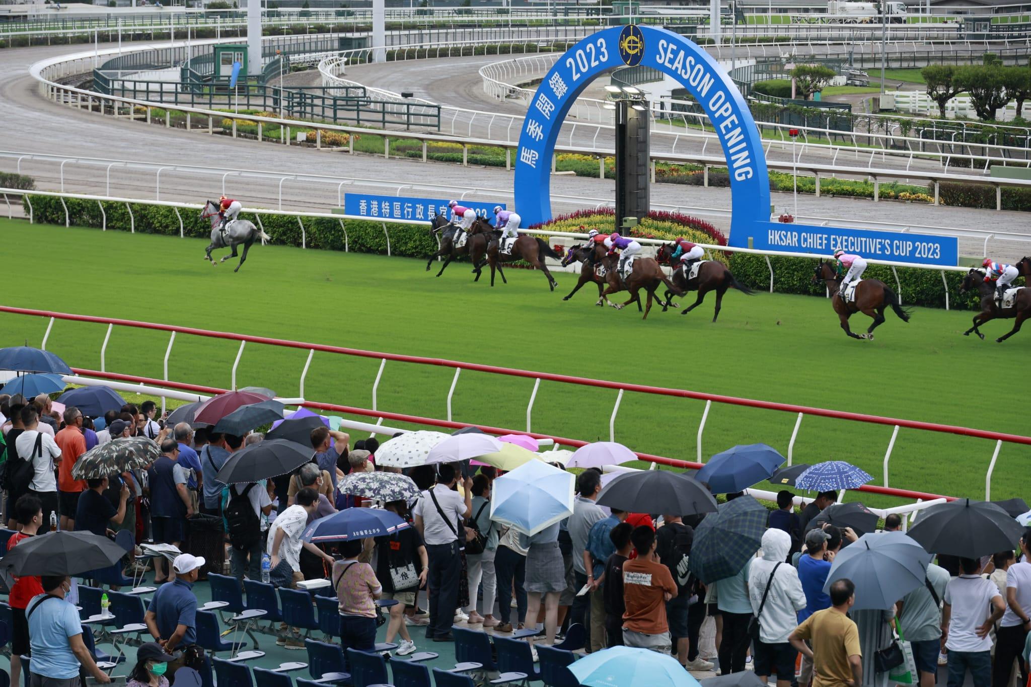 新馬季今開鑼 馬迷雨下觀賽 (林俊源攝)