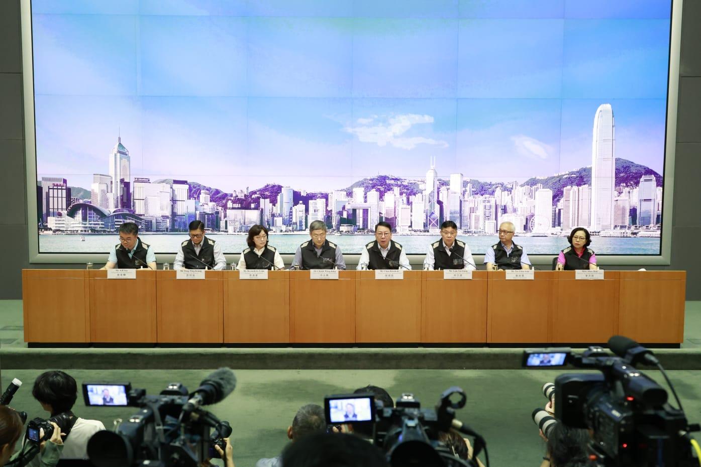 陳國基聯同部門代表舉行聯合記者會 稱明日上班上學大致上沒有問題 (林俊源攝)