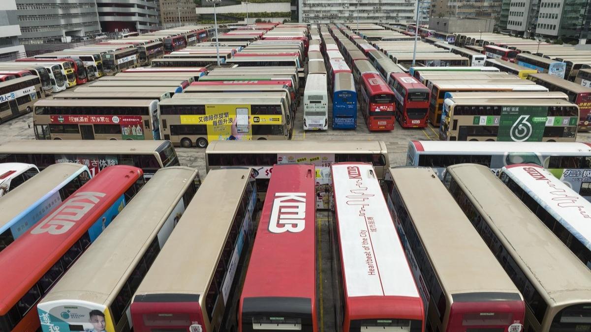 九巴承認巴士車廠泊位不足，圖為第五波疫情期間九龍灣車廠天台泊滿巴士，包括行車通道。(資料圖片)