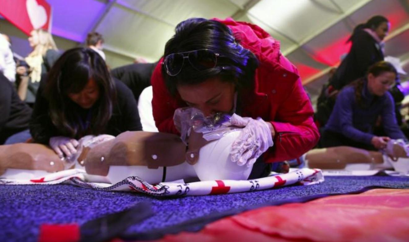 急救時常用的心肺復甦法。(資料圖片)