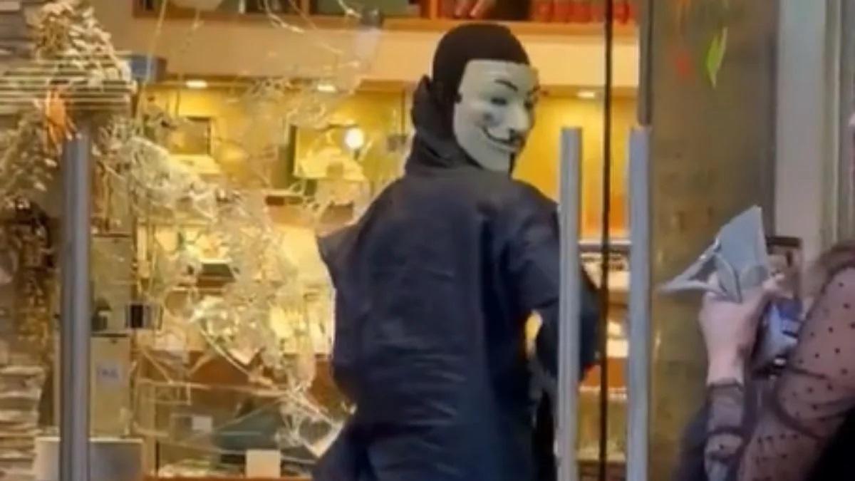 今年5月東京銀座發生的錶行械劫案。(網上圖片)