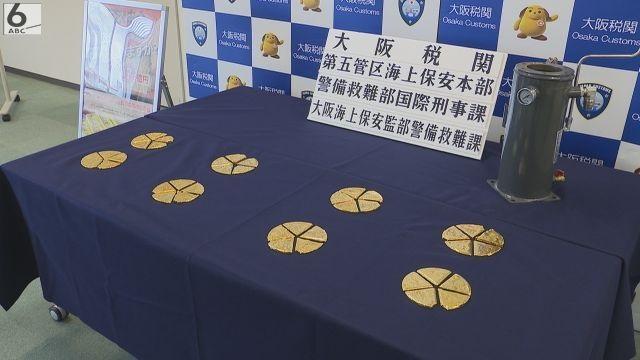 香港男子將16公斤黃金製成薄餅形狀偷運到日本。(朝日電視台截圖)