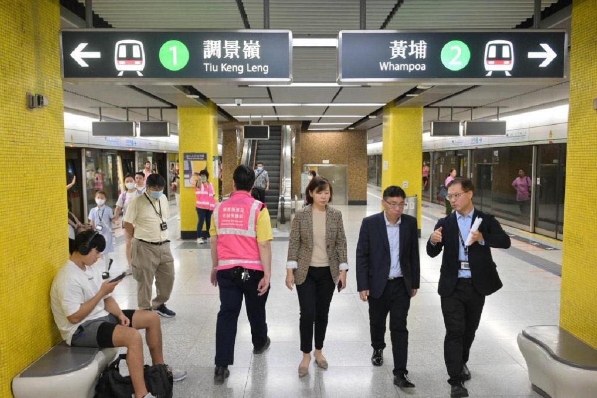 林世雄(右二)和楊美珍(右三)視察港鐵黃大仙站。(運輸及物流局FB)