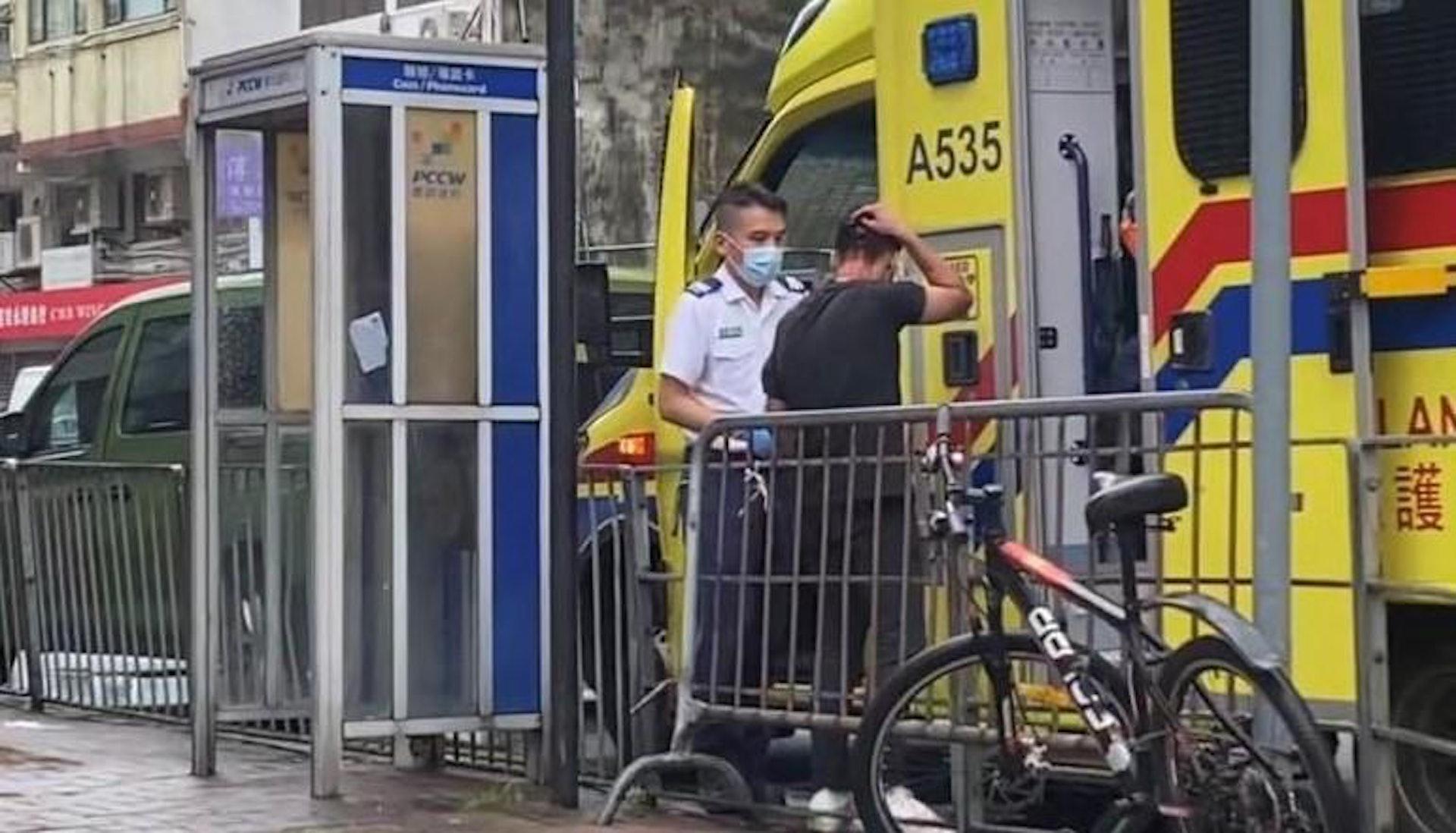 蘇拉8號期間 上水麥當勞兩男打鬥 16歲青年被剪刀擦損後擸櫈還擊。（@fb上水人大聯盟圖片／Hui KS）