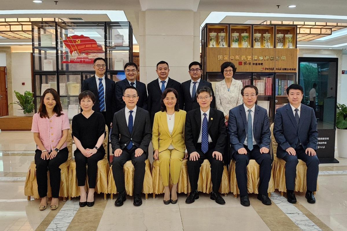 林文健(前排左三)和張竹君(前排左二)等近日赴京出席峰會和交流。(政府新聞處)