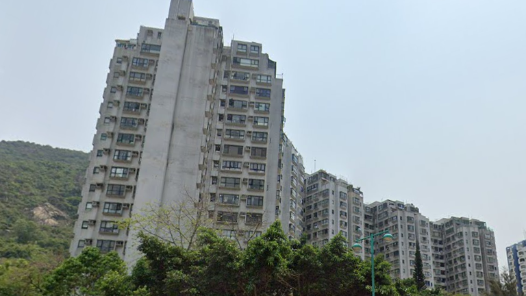 屯門冠峰園最新錄區內首置客入市成交個案，廿四父母「一炮過」斥425萬元，購入一伙低層兩房戶，屬低市價成交。