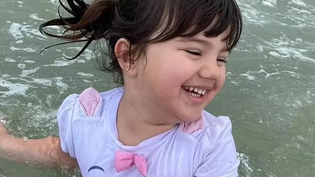 亞歷山德拉生前活潑可愛。(互聯網)