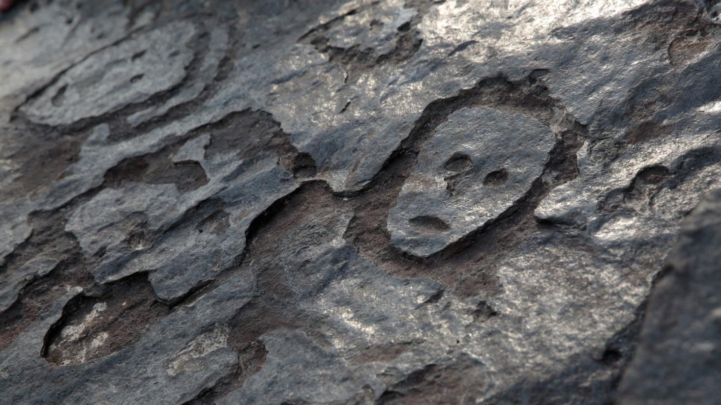 追溯至2000年前的人臉岩雕露出。(路透社)